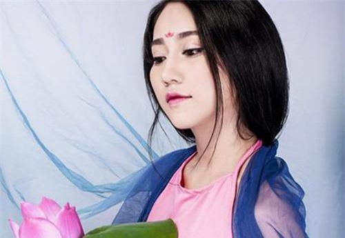 Võ Tắc Thiên mặc áo tứ thân cuốn hút vì đẹp lạ