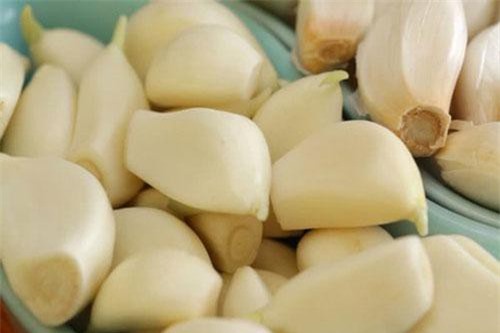 Dùng tỏi trị đau tai gây mất ngủ, người đàn ông phải nhận "kết đắng"