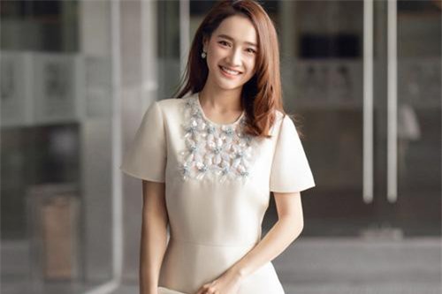 "Mẹ một con" Nhã Phương xuất hiện xinh đẹp, diện đầm trăm triệu làm giám khảo