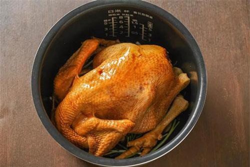 Cho gà vào hấp trong nồi cơm điện theo cách này, cả nhà được ăn món ngon chưa từng thấy