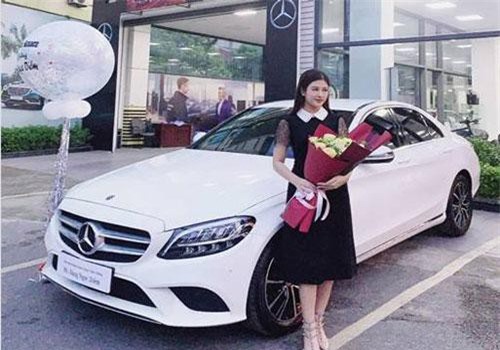 Em gái Huyền Baby tậu xế hộp hạng sang hơn 2 tỷ ở tuổi 24, vừa xinh đẹp lại giàu có “hết phần thiên hạ” khiến nhiều người ghen tị