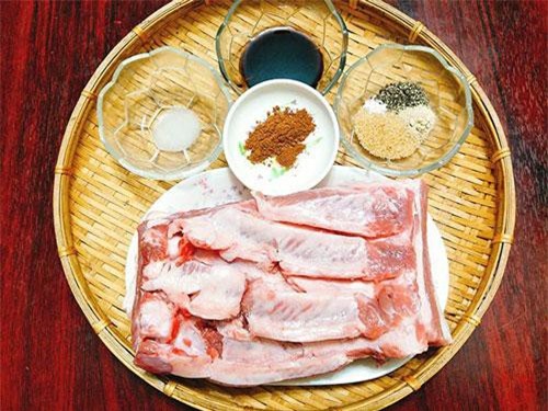 Làm thêm một bước đơn giản này, món thịt ba chỉ quay sẽ giòn tuyệt hảo hơn ngoài hàng