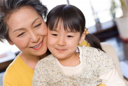 Dùng quả trứng gà, củ cà rốt và hạt cafe, người bà dạy cháu bài học để đời, ai cũng gật gù vì quá đúng