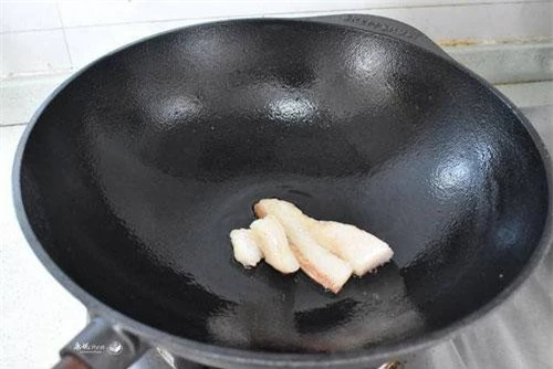 Bỏ vào miếng thịt mỡ vào chảo trước khi rán sẽ biến chảo thường thành chống dính