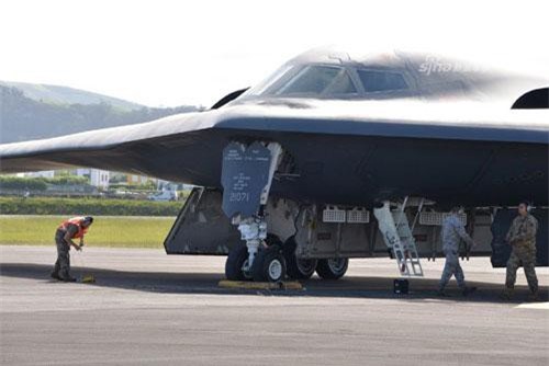 Siêu cơ ném bom tàng hình Mỹ bay dọc châu Âu "vuốt mặt" Nga