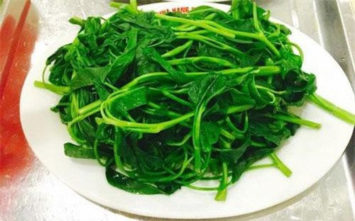 Luộc rau thấy nước màu này đổ ngay đi kẻo ung thư “ghé thăm”