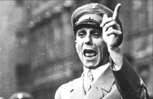 Joseph Goebbels gia nhập đảng Quốc xã vào những năm 1920. Y là thân tín thân cận, làm việc đắc lực cho trùm phát xít Hitler từ trước khi Thế chiến 2 nổ ra. 