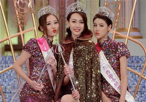 Sau gần 3 tháng tranh tài, cuộc thi Hoa hậu Hong Kong đã chính thức khép lại vào tối ngày 8/9. Ngôi vị cao nhất thuộc về người đẹp Hoàng Gia Văn (25 tuổi), hai á hậu là Vương Phi (23 tuổi) và Cổ Bội Linh (19 tuổi). Cuộc thi Hoa hậu Hong Kong là đấu trường nhan sắc do đài TVB tổ chức thường niên.