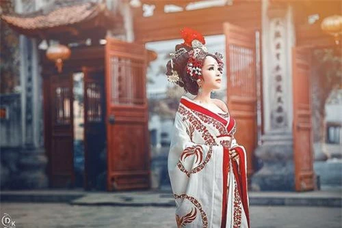 Sau khi ra mắt một vài hình ảnh demo, bộ ảnh cosplay Võ Tắc Thiên của công chúa cosplay Nguyễn Khánh Chi và Nguyễn Quỳnh Trang đã tạo nên một cơn sốt và sự ngỡ ngàng cho người xem.
