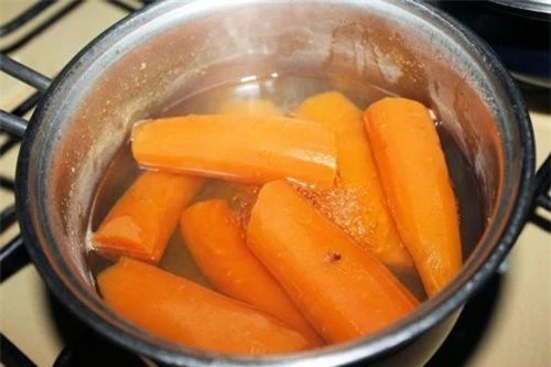 Cà rốt lúc đầu rất cứng rắn, nhưng sau khi bỏ vào nước sôi thì trở nên mềm nhũn.