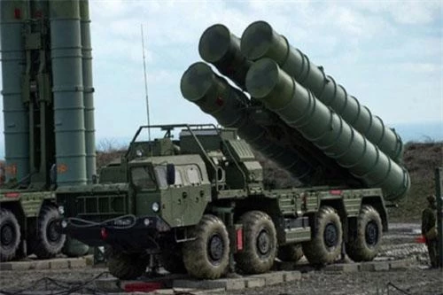 S-400 Triumf là tổ hợp tên lửa phòng không tầm xa rất lợi hại của Nga, hệ thống vũ khí này đang là món hàng "ăn khách" trên thị trường quốc tế nhờ những tính năng được quảng cáo là độc nhất vô nhị và không có đối thủ.