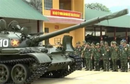 Xe tăng chiến đấu chủ lực (MBT) T-62 được giới thiệu với đoàn cán bộ cấp cao Binh chủng Tăng - Thiết giáp. Ảnh: Quân đội nhân dân.