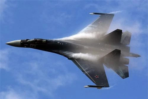 Chiến đấu cơ Su-35S được coi là đối thủ đáng kỳ vọng của tiêm kích Su-57 - chiến đấu cơ thế hệ năm hiện đại nhất của Nga vừa mới được ra mắt chính thức trong thời gian gần đây. Nguồn ảnh: QQ.