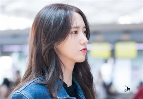 Yoona (SNSD): Từ những ngày đầu ra mắt, Yoona đã chinh phục cộng đồng fan Kpop nhờ vẻ đẹp tự nhiên, thuần khiết. Sau hơn 10 năm hoạt động trong ngành giải trí, nữ thần tượng sinh năm 1990 vẫn duy trì phong độ về sắc vóc cũng như độ phủ sóng rộng rãi. Nhiều ý kiến cho rằng diện mạo của Yoona không thay đổi theo thời gian. Dù trên sân khấu hay ngoài đời thường, visual nhóm SNSD vẫn cho thấy vẻ đẹp xứng danh nữ thần nhan sắc bậc nhất Kpop.