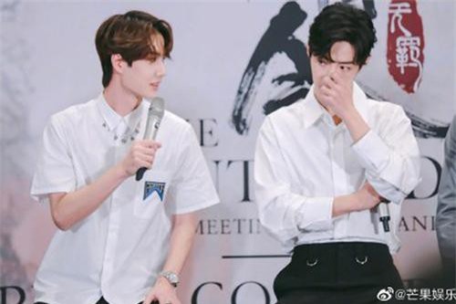 Những khoảnh khắc đáng yêu của hai mỹ nam Tiêu Chiến và Vương Nhất Bác trong fan meeting khiến trái tim thiếu nữ “rụng rời”