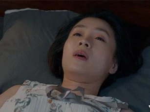 Thái (Hoa Hồng Trên Ngực Trái) coi vậy mà nhẹ dạ, bị vợ dọa mấy câu "thì thầm" mà đã mơ gặp ma "kem trộn"?