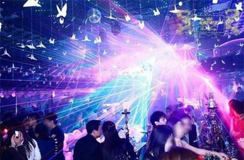 Chồng tổ chức sinh nhật "siêu to khổng lồ" cho vợ và cái kết