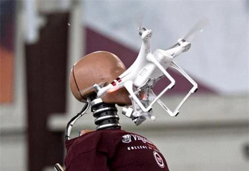 Thử nghiệm đâm drone vào vùng đầu của con người từ nhiều hướng