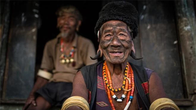3: Bộ tộc này sống ở bang nào? Bộ tộc Konyak Naga sống ở làng Longwa thuộc bang Nagaland, Ấn Độ. Theo World Atlas, đây là một trong 8 tiểu bang của Ấn Độ, cũng là một trong những bang nhỏ nhất của quốc gia này.