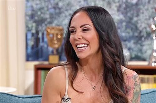 Người mẫu 36 tuổi hứng cả "rổ gạch đá" vì cho rằng bản thân ế do quá đẹp