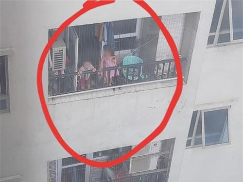 Hình ảnh 2 em bé leo lên ban công tầng 25, đu lưới "an toàn" để đùa nghịch khiến dân mạng lo sợ