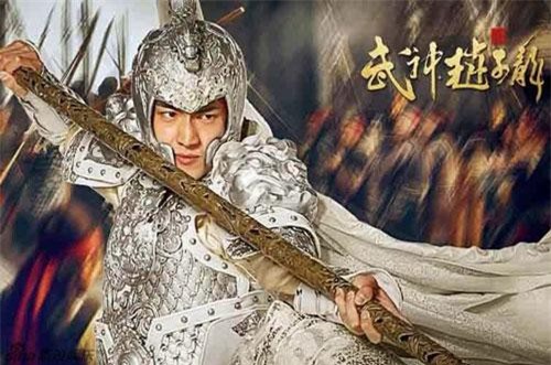 Là một danh tướng trí dũng song toàn, nhưng suốt mấy chục năm Triệu Vân không được trọng dụng; trước khi lâm chung, Lưu Bị hé lộ chân tướng