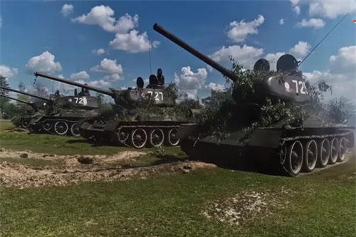 Xe tăng T-34-85 Nga nhận lại từ Lào biểu diễn sức mạnh trên thao trường