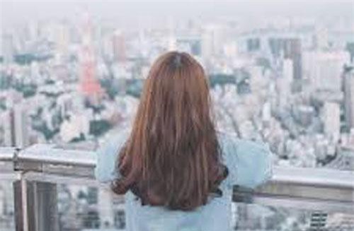 Cô gái trẻ mặc quần tất mỏng tang lộ cả nội y khiến nhiều người đỏ mặt quay đi