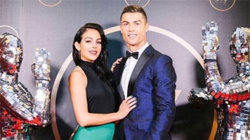 Bạn gái Ronaldo diện đầm bó sát tôn body 'gây mê'