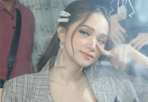 Hương Giang hạnh phúc khoe chân đã khỏe hẳn trở lại sau thời gian phải bó bột vì chấn thương