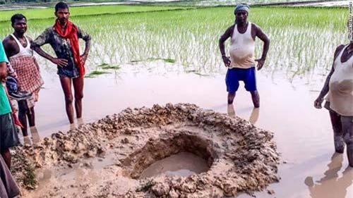 Thiên thạch rơi giữa cánh đồng lúa, bốc khói nghi ngút ở Ấn Độ