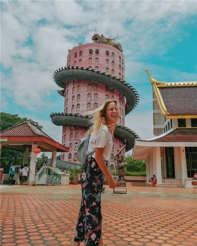 Bí ẩn đằng sau ngôi chùa hồng có rồng khổng lồ quấn quanh - Hình 6 Bi an dang sau ngoi chua hong co rong khong lo quan quanh-Hinh-6