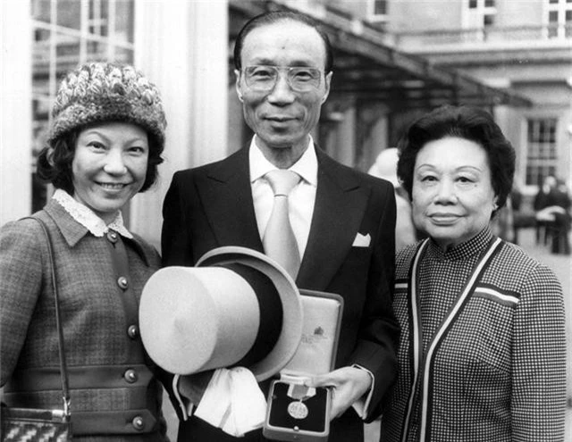 Chuyện tình huyền thoại nhưng gây tranh cãi của tỷ phú Hồng Kông: Yêu ròng rã suốt 45 năm trời và lễ cưới được tổ chức khi đã 90 tuổi - Ảnh 2.