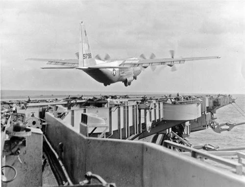 Máy bay vận tải C-130 Hercules cất cánh thành công trên tàu sân bay USS Forrestal. Ảnh: War History Online.