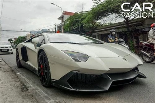 Được biết, chiếc siêu xe Lamborghini Aventador 50th Anniversario này được nhập khẩu dưới dạng tư nhân về Việt Nam hơn 1 năm trước và định cư tại Hà Nội xuyên suốt thời gian vừa qua. Sự xuất hiện vô cùng bất ngờ của chiếc Aventador này càng làm đám đông thêm phần phấn khích, đặc biệt là những fan hâm mô thương hiệu siêu xe Ý – Lamborghini. 