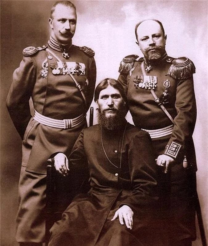 Rasputin (ở giữa) từng là một thầy tu được trọng vọng dưới vương triều của nhà Romanov.