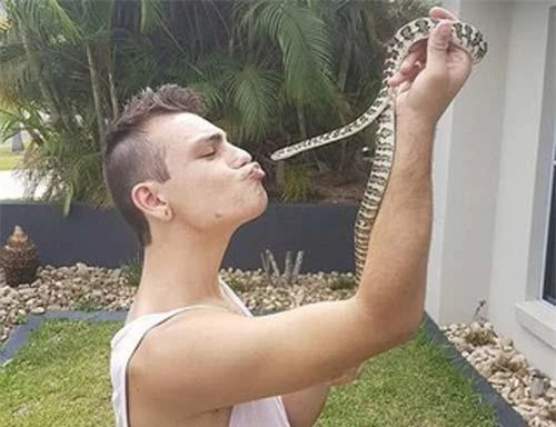 Nathan rất thích nuôi rắn.