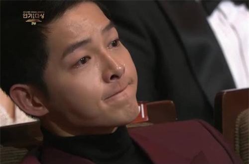 Ly hôn Song Hye Kyo không dễ dàng như nhiều người nghĩ, Song Joong Ki đã bật khóc trong ngày sinh nhật tuổi 34 vì quá áp lực