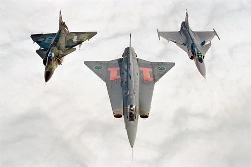 Bộ ba chiến đấu cơ nổi tiếng của Thụy Điển, từ trái sang: JA 37 Viggen, J 35 Draken và JAS 39 Gripen. Ảnh: Không quân Thụy Điển.