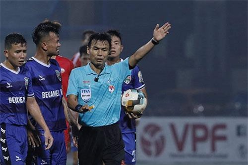 Trọng tài V-League lại mắc sai lầm 'khó đỡ'