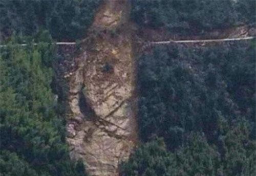 Bắt được cá “thành tinh”, sững sờ sườn núi sạt lở hình con cá bị bắt