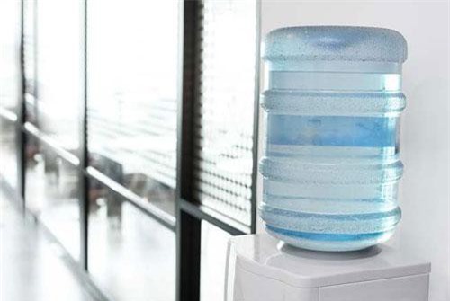 Tùy tiện đặt bình nước uống ở vị trí này, Thần Tài xua tay, gia đình nghèo mạt vận