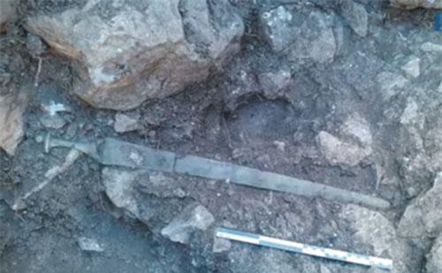 Bí ẩn thanh kiếm cổ ẩn mình trong đá suốt 3.200 năm