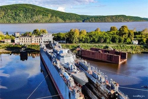 Hộ vệ hạm lớp Steregushchy hay Đề án 20380 thứ 9 vừa được Hải quân Nga đưa ra khỏi nhà máy đóng tàu, chuẩn bị được cho hạ thuỷ mang tên Anh hùng Liên Bang Nga Aldar Tsydenzhapov. Nguồn ảnh: Livejournal.