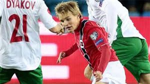 Kỳ lạ: Cầu thủ Real nhận giải thưởng là một... con cá