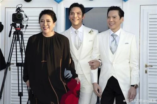 Cách đây ít phút, trên trang cá nhân, Trần Lam chia sẻ hình ảnh hôn lễ của con trai Hướng Tả và nữ diễn viên Đài Loan Quách Bích Đình.