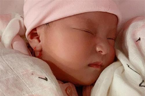 Chân dung đáng yêu của con gái Lê Phương khiến cộng đồng mạng xuýt xoa