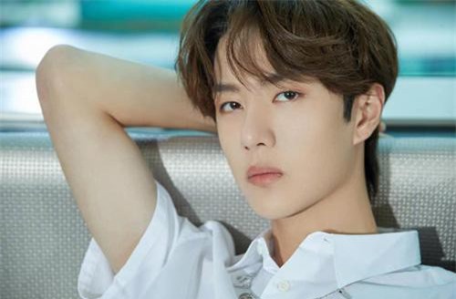 Vừa đến Thái Lan, Vương Nhất Bác đã "khủng bố" fan bằng loạt ảnh đẹp như nam thần bước ra từ truyện tranh