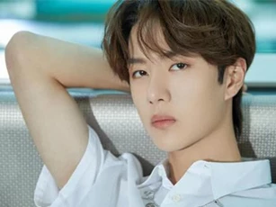 Vừa đến Thái Lan, Vương Nhất Bác đã "khủng bố" fan bằng loạt ảnh đẹp như nam thần bước ra từ truyện tranh