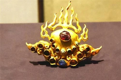 Trong số hơn 130 bảo vật quý giá được khai quật trong ngôi mộ của hoàng đế nhà Minh Jingfan, nhiều món đồ trang sức làm từ vàng, bạc được chế tác vô cùng tinh xảo. Những món đồ này thể hiện kỹ thuật chế tác kim hoàn xuất sắc của các nghệ nhân thời xưa.